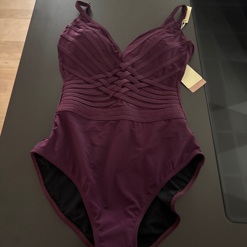 GOTTEX NWT FLATTERING ONE PIECE